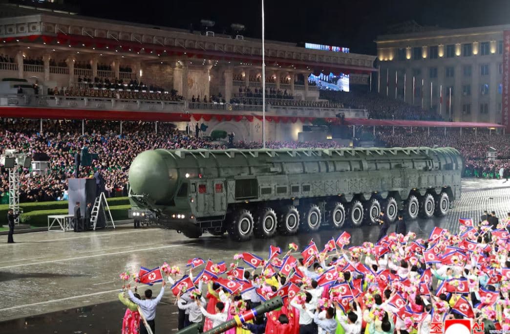 Koreja e Veriut mban paradë ushtarake, shfaq raketën e re ndërkontinentale