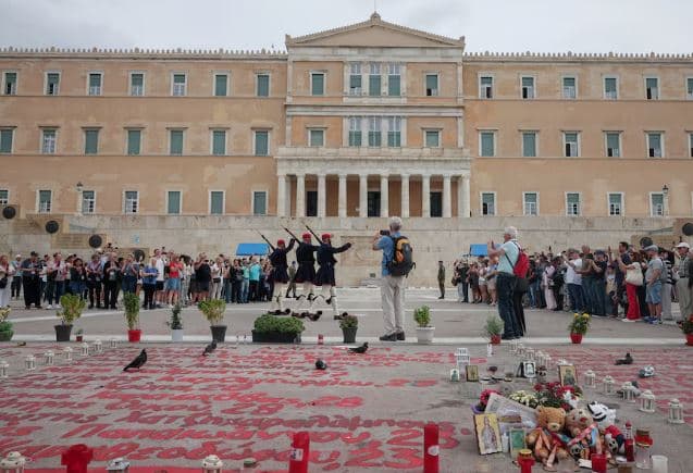 Greqia ndalon protestat pranë një memoriali jashtë parlamentit