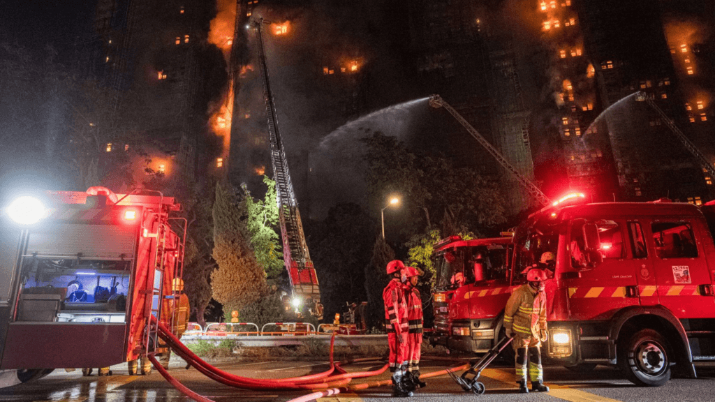 Rëndohet bilanci: 13 të vdekur në Hong Kong, më shumë se 700 zjarrfikës po luftojnë me flakët