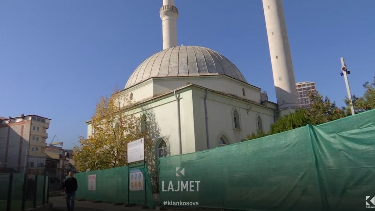 Hajnia në xhami, vidhen këpucët e dhuruara për fëmijët (VIDEO)
