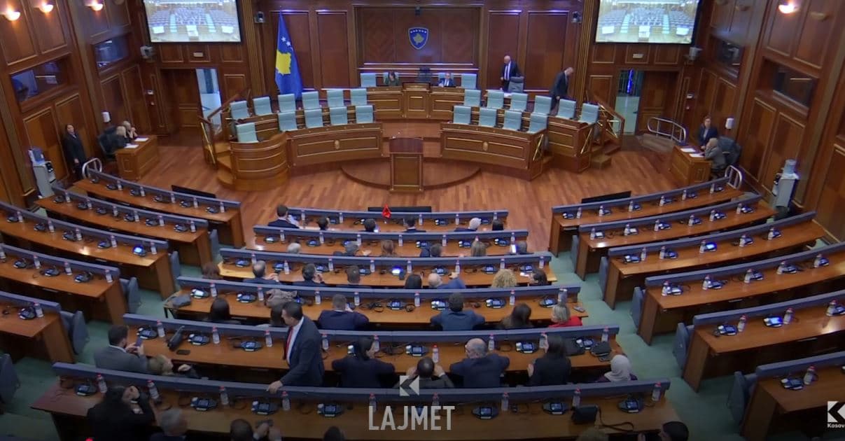 Alarmi i ekspertëve: Kosova përballë gjysmë-paralizës financiare (VIDEO)