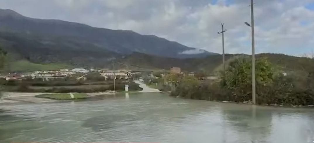 Banesa nën ujë, ura të dëmtuara - reshjet përmbysin jugun dhe juglindjen e Shqipërisë