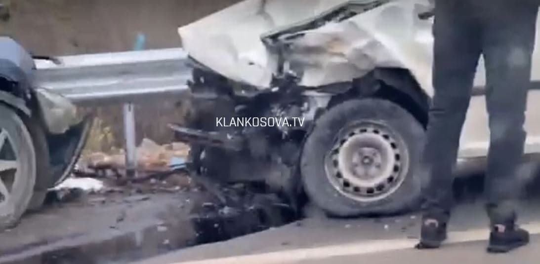 Aksident mes dy veturave në Dollc, dyshohet për të lënduar (VIDEO)