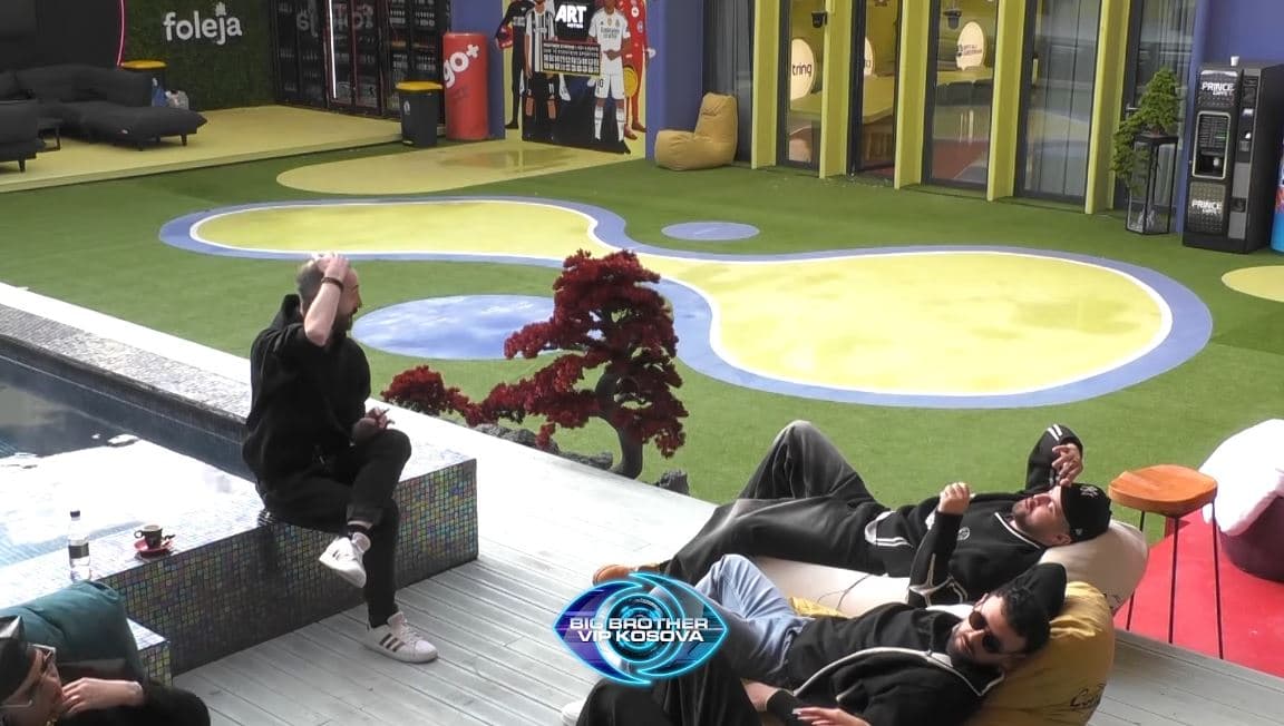 Arditi dhe Kushtrimi i sjellin atmosferë shtëpisë, këndojnë hite të vjetra shqipe (VIDEO)