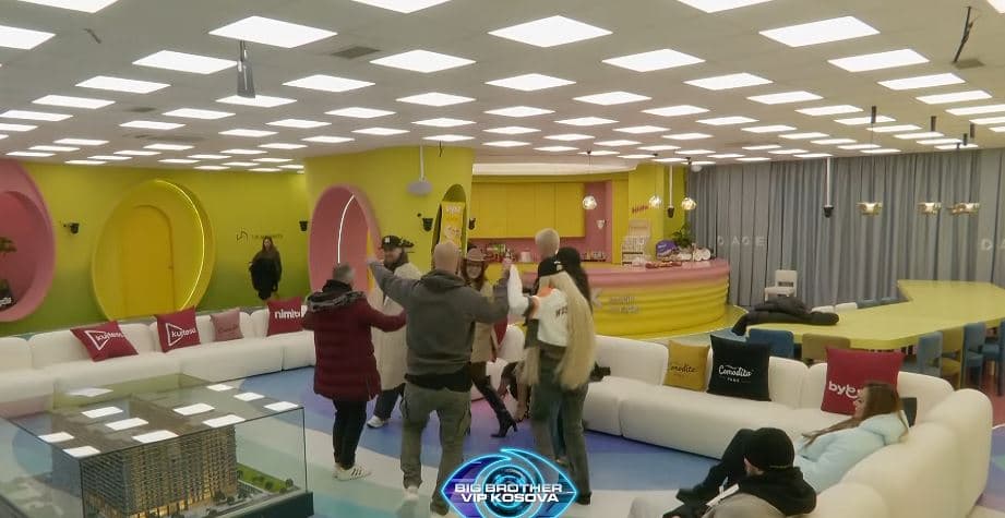 Këngë e hare në shtëpi, banorët ndezin atmosferën (VIDEO)