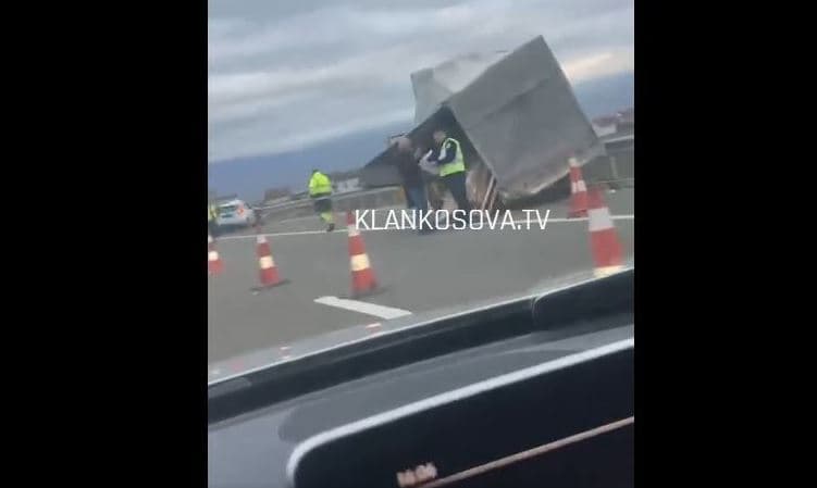 Aksident mes një kamioni dhe veturës në autostradën "Arbën Xhaferi", lëndohet një person