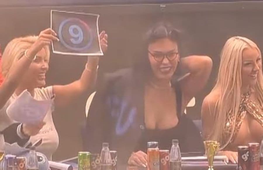 Vajzat "shkrihen" së qeshuri pas sfilatës së Getoarit (VIDEO)
