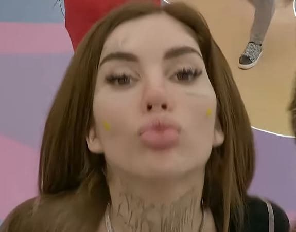 Bia Khalifa me përshëndetje joshëse për publikun (VIDEO)