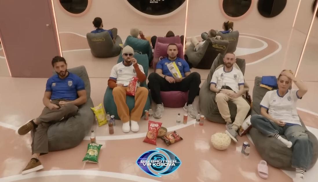 Banorët shikojnë ndeshjen duke shijuar Vipa Chips (VIDEO)