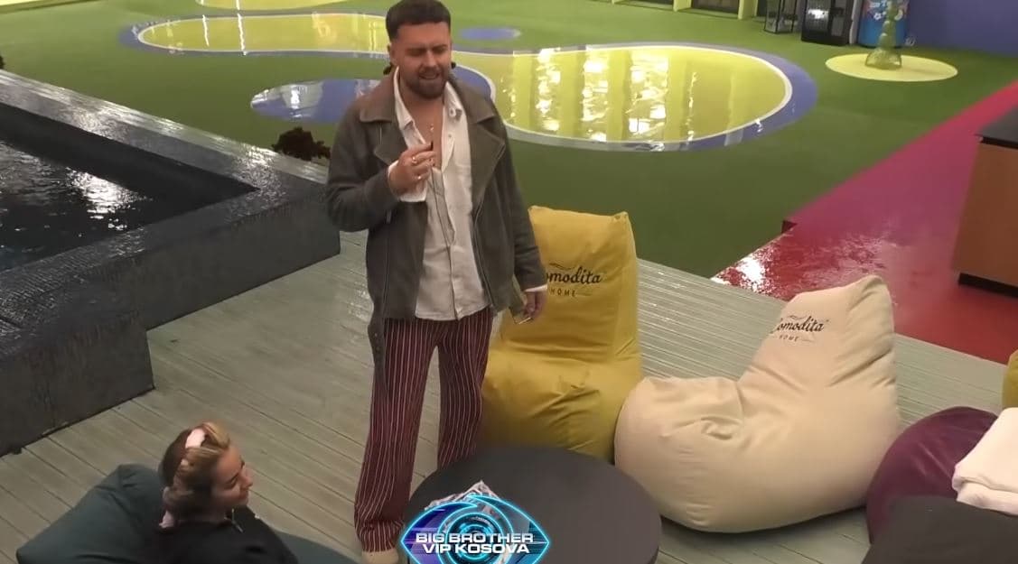 Kushtrimi në disponim para Prime, këndon hitet e West Side Family (VIDEO)