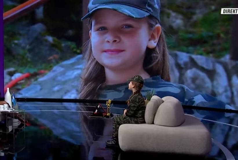 Vogëlushja Elina Mziu interpreton "jam Drenicë, jam Dukagjin" e veshur me uniformën e UÇK-së (VIDEO)