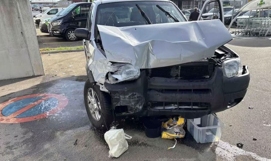 Ngatërroi pedalen e gazit me atë të frenave, aksidentohet 94 vjeçari në Zvicër