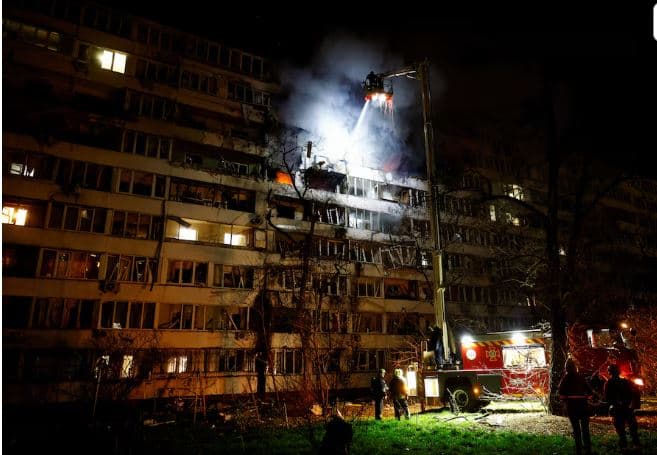 Rusia sulmon me dronë në banesat e Kievit, vritet një person