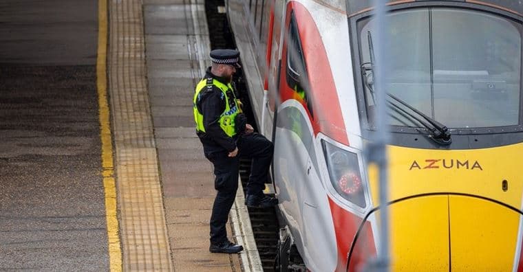 Dëshmitari i sulmit me tren në Angli: Dukej sikur të ishim në një kuti...
