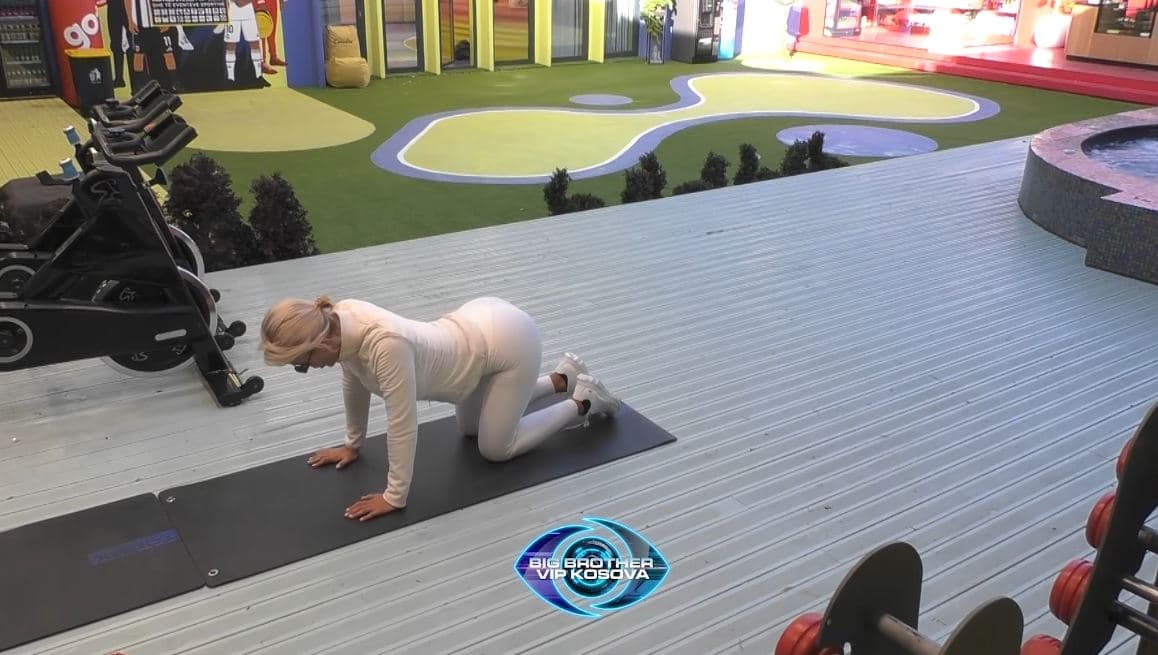 Dolce nis ditën me ushtrime, “trondit” me linjat e zjarrta trupore (VIDEO)