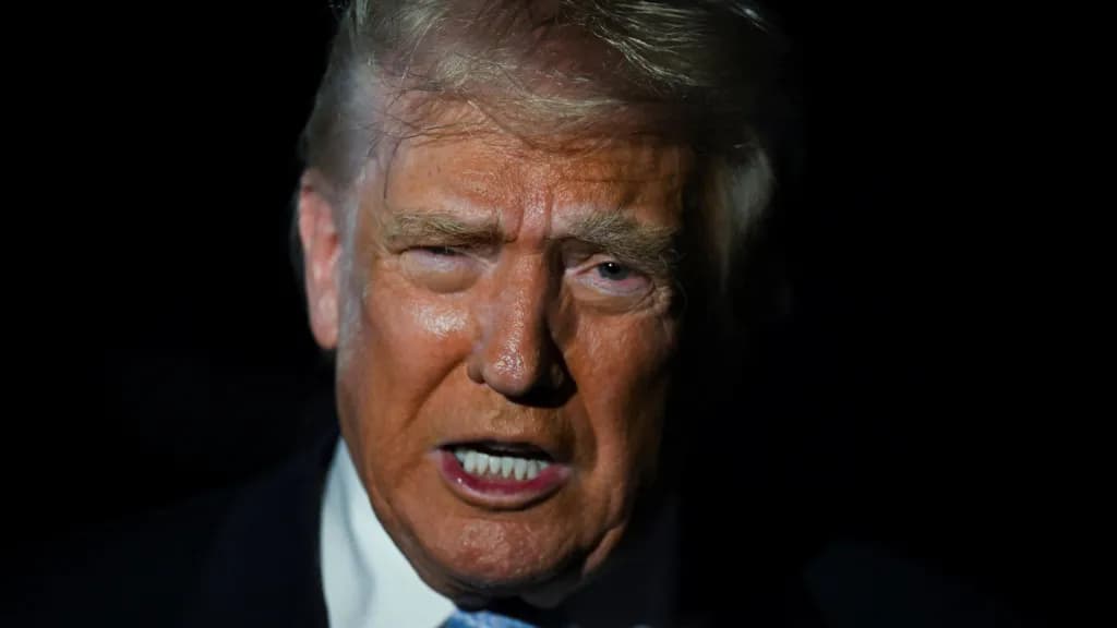 “Kafsha e çmendur po shkatërrohet”, Trump sulmon sërish Smithin