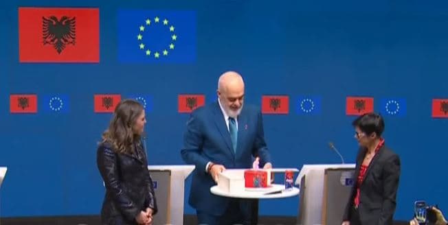 Marta Kos me dhuratë simbolike për Edi Ramën
