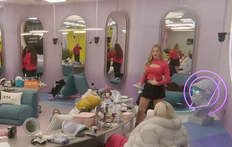Elijona i lyen buzët e kuqe: S’jam mësuar, s’di si do të martohem (VIDEO)