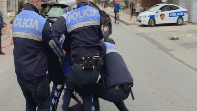 I riu grushton për vdekje 52-vjeçarin në Durrës, ia ofendoi vëllanë e mitur