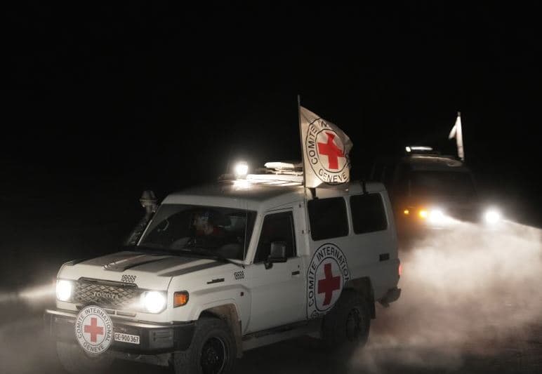 Izraeli dorëzon trupat e 45 palestinezëve pasi Hamasi ktheu mbetjet e tre ushtarëve