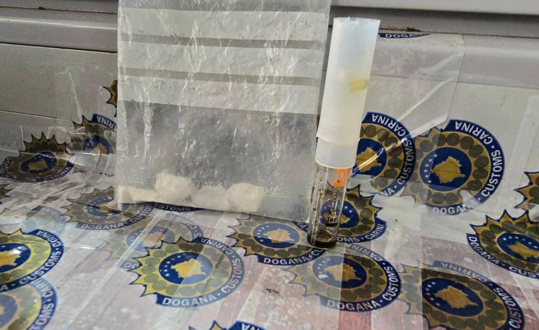 Çiftit në Han të Elezit i kapet drogë në çantë e veturë