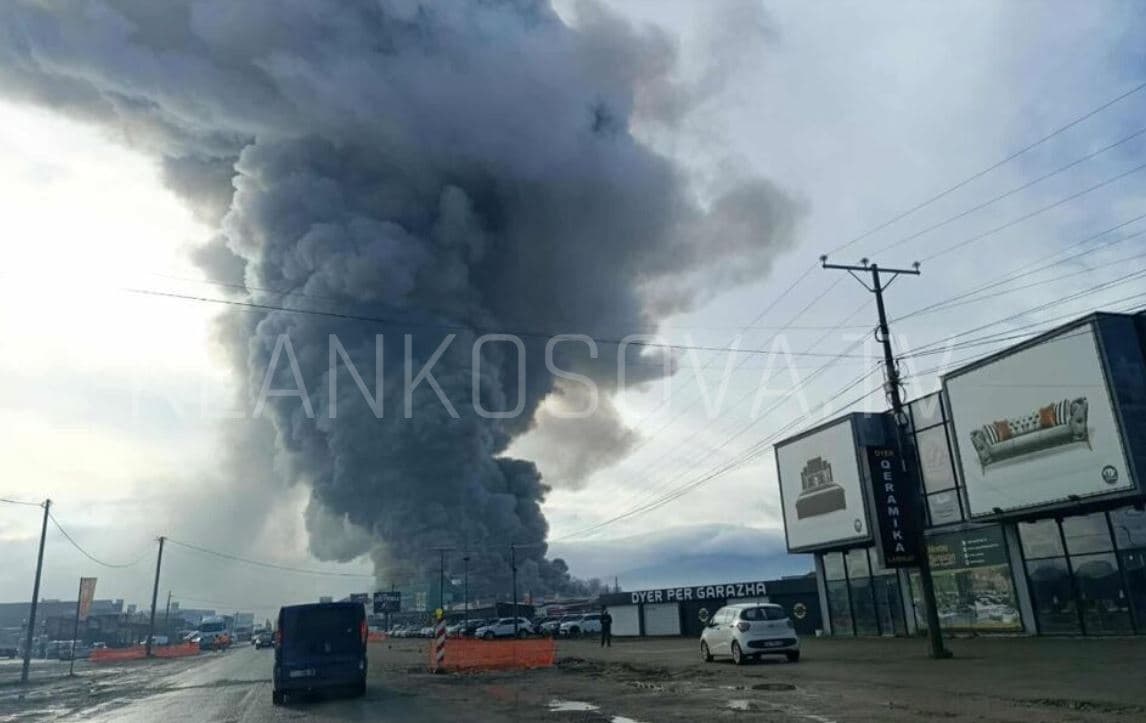 Përfshihet nga zjarri një kompani në magjistralen Ferizaj-Kaçanik