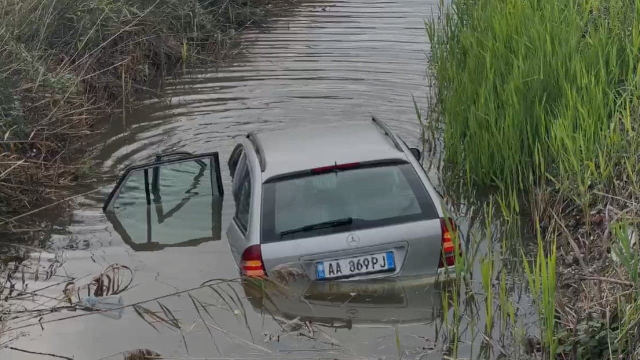 Aksident i rëndë në rrugën Lezhë-Milot, vetura përfundon në kanalin me ujë