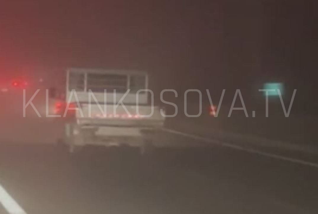 Kamioneta lëviz pa drita mes mjegullës së madhe në autostradën “Ibrahim Rugova” (VIDEO)