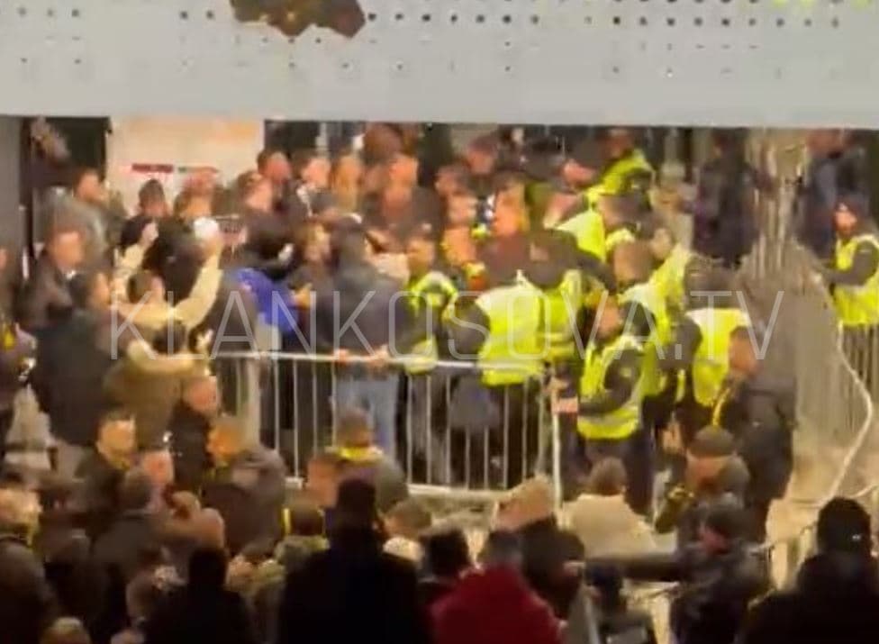 Momenti kur tifozët e Kosovës u përplasën me sigurimin pas largimit të flamujve në Slloveni
