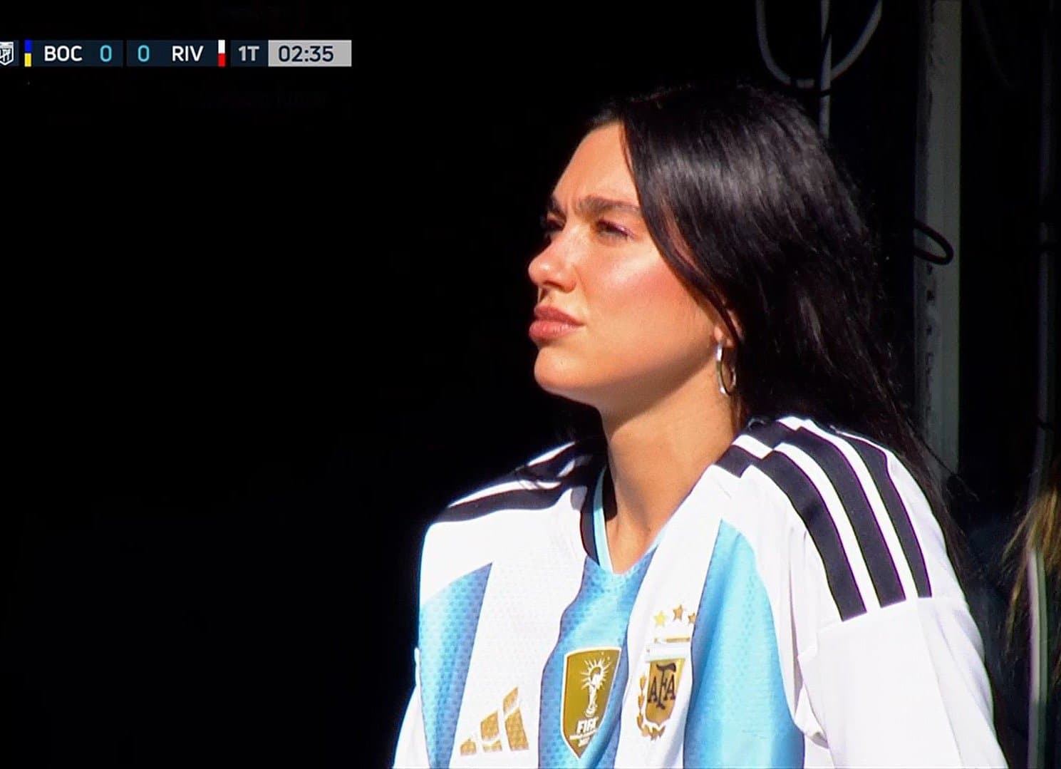 Dua Lipa prezente në derbin Argjentinas 'Superclasico'