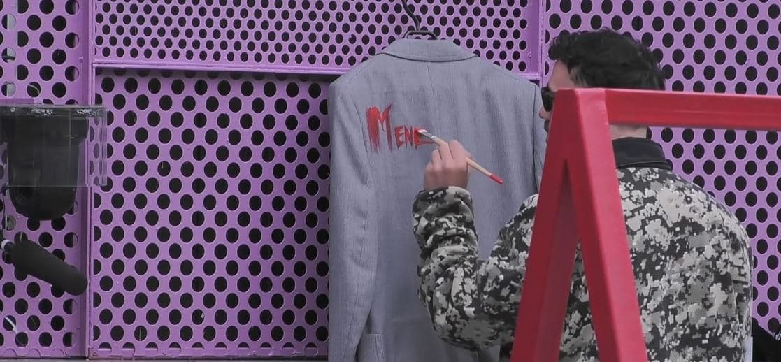 Ibro ka një mesazh, e transmeton përmes një shkrimi në xhaketë (VIDEO)