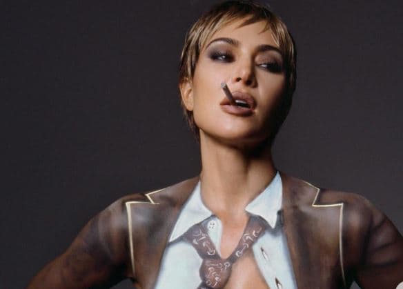 Kim Kardashian pozon pa të brendshme, mbulon me duar pjesët intime
