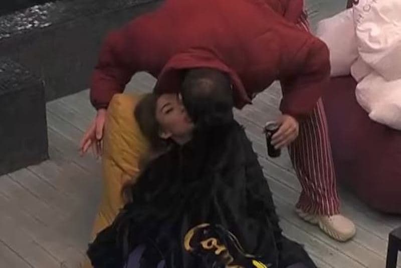 Bia dhe Kushtrimi shkëmbejnë puthje (VIDEO)