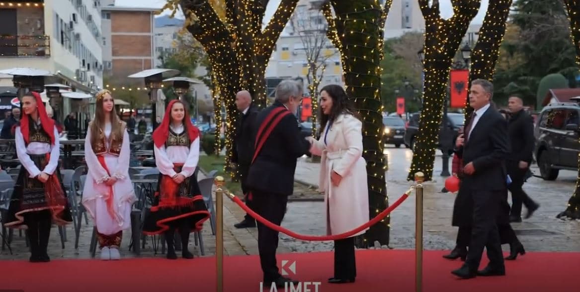 Presidentja në Shqipëri, shkodranët hapën zemrat për kosovarët në luftë (VIDEO)