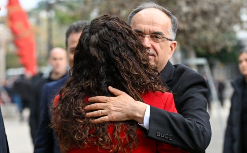 Kuq e Zi, përqafim i ngrohtë mes dy presidentëve Osmani e Begaj