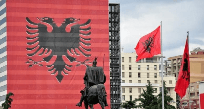 Nxiti urrejtje me postime fyese për flamurin, dënohet me dy vjet burg 33 vjeçari nga Kosova