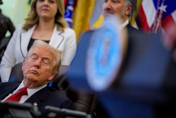 Trumpi symbyllur në Zyrën Ovale, ndezet rrjeti