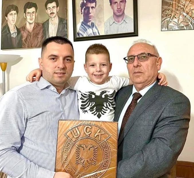 "Nëntorët e ardhshëm bashkarisht", djali i Fadil Fazliut uron babain për Ditën e Flamurit