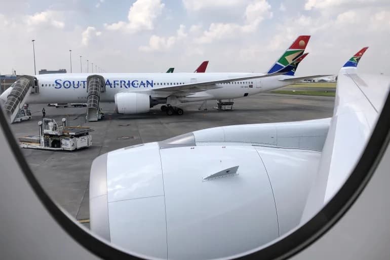 I mbajti të bllokuar për 12 orë, Afrika e Jugut lejon 153 palestinezët të zbresin nga aeroplani