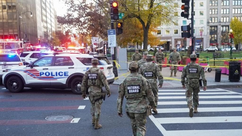 Dy anëtarët e Gardës Kombëtare në gjendje kritike pas të shtënave në Uashington, thotë drejtori i FBI-së