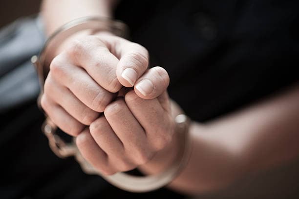 Bastisje në banesën e një personi në Ferizaj – kapen drogë e para të gatshme