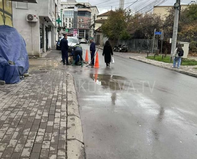 Gjilan: Asfalti hapet për herë të tretë, pas shpërthimit të gypit të ujit