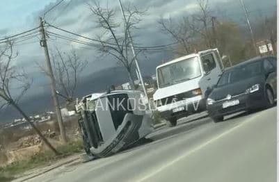 Rrokulliset një veturë te “Kodra e Trimave”
