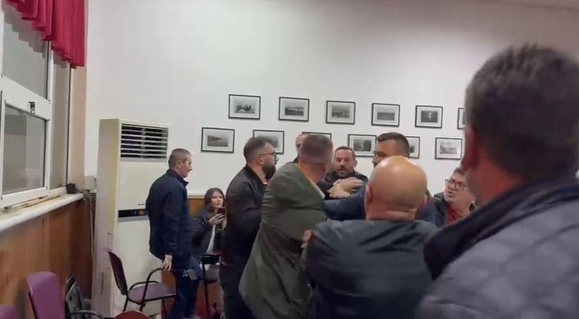 Goditi me grushte anëtarin e këshillit bashkiak, arrestohet 27-vjeçari në Pogradec
