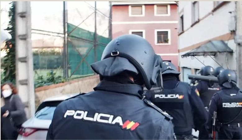 Policia spanjolle shkatërron një rrjet të akuzuar për trafikim të të miturve në Francë