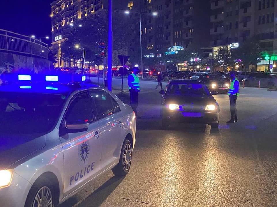 Prizrenasi e goditi zyrtarin e Postës së Kosovës, e vëllai i tij më pas e rrahu dëshmitarin e rastit