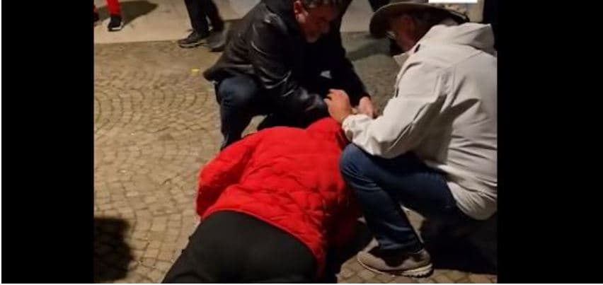 Tifozja humb ndjenjat para ndeshjes Shqipëri-Angli, deputeti i PS-së e ndihmon