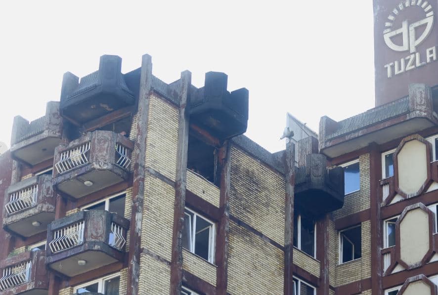 Dy vdekje në spital e çojnë në 13 numrin e viktimave nga zjarri në Bosnjë