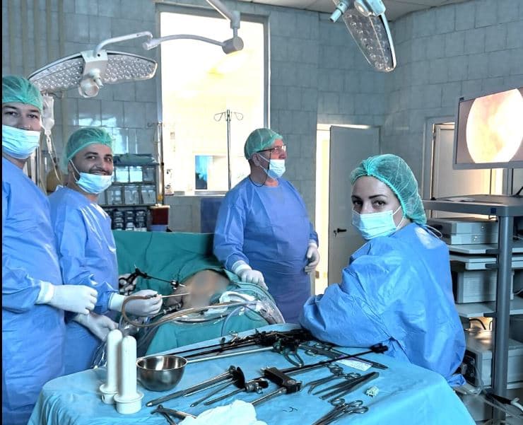 I hiqet cistë rreth 20 cm një pacienti me laparoskop në Spitalin e Pejës