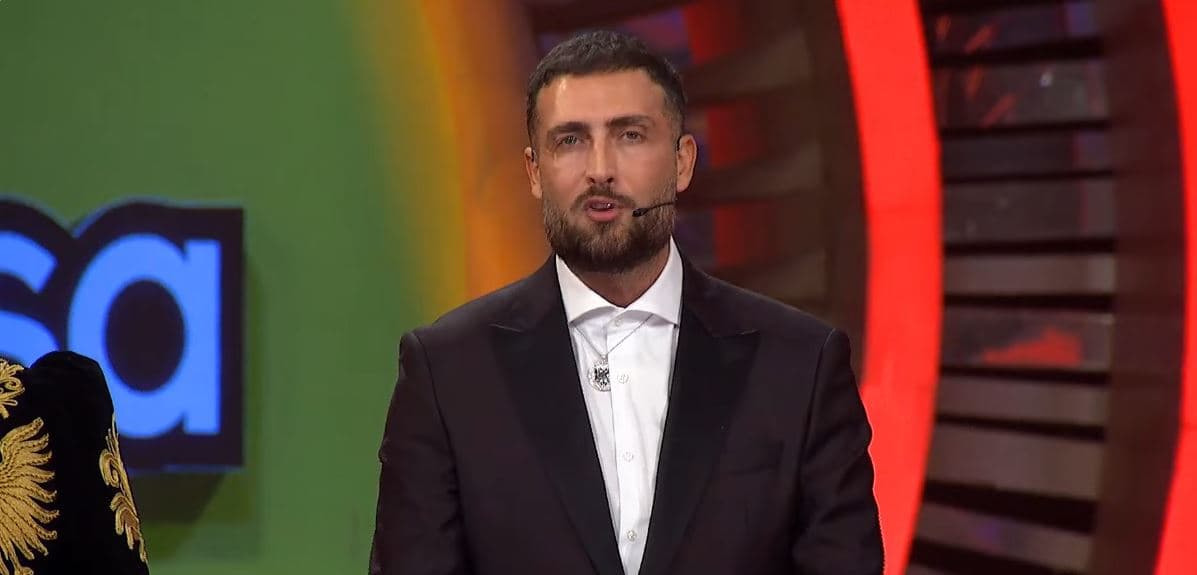 Dini ngushëllon familjen e Shpat Kasapit për humbjen e artistit: Muzikën e tij do ta dëgjojmë (VIDEO)